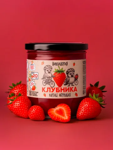 Банка клубничного варенья «Никаллория» на красном фоне со свежей клубникой